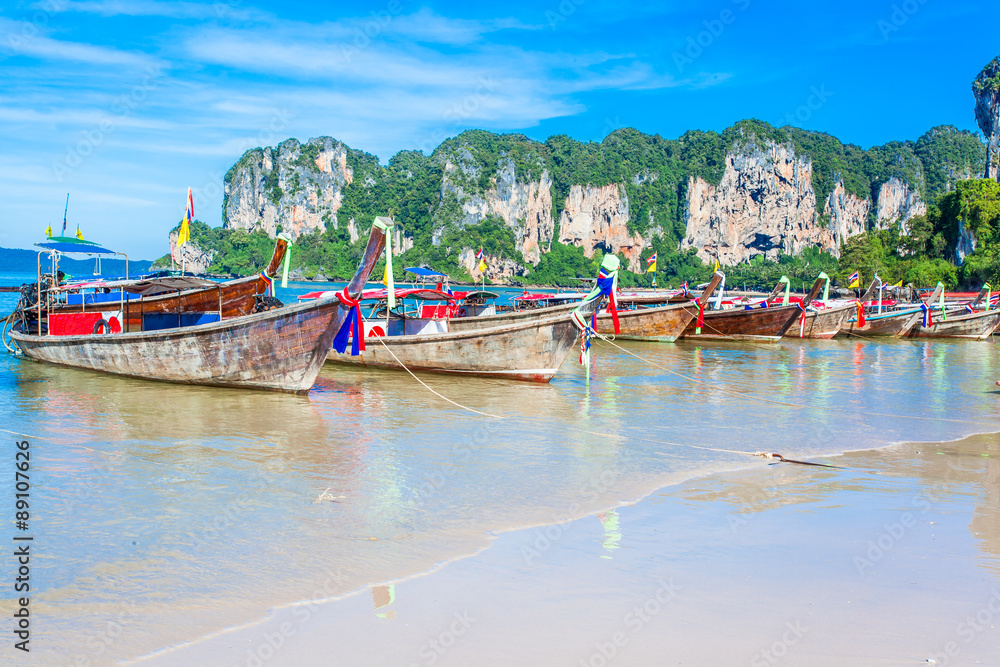 bateaux à longue queue sur plage de Railay, Krabi, Thaïlande bateaux à longue queue sur plage de Railay, Krabi, Thaïlande