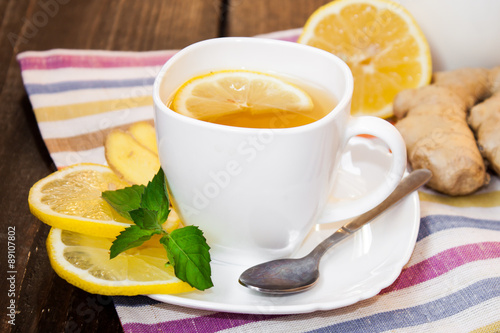 имбирный чай с лимоном в белой чашке