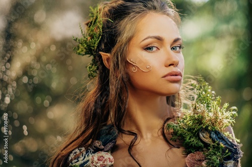 Foto Elf woman in a magical forest