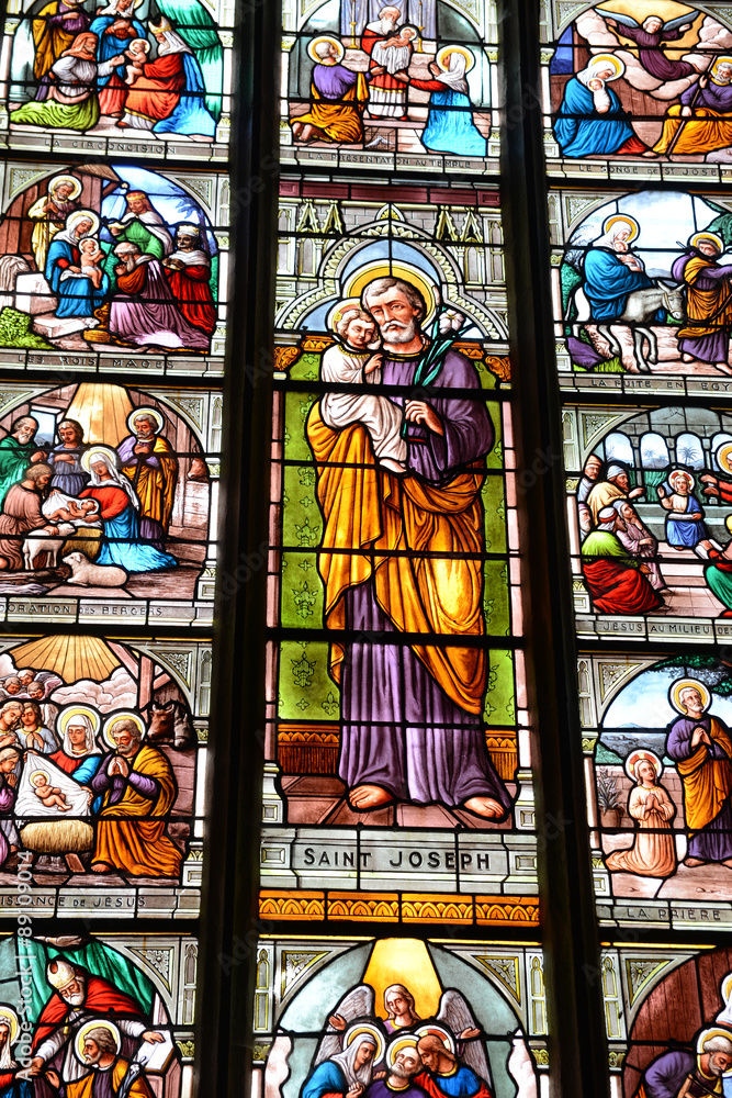 Détail d'un vitrail de la chapelle du Faou dans le Finistère représentant saint-Joseph
