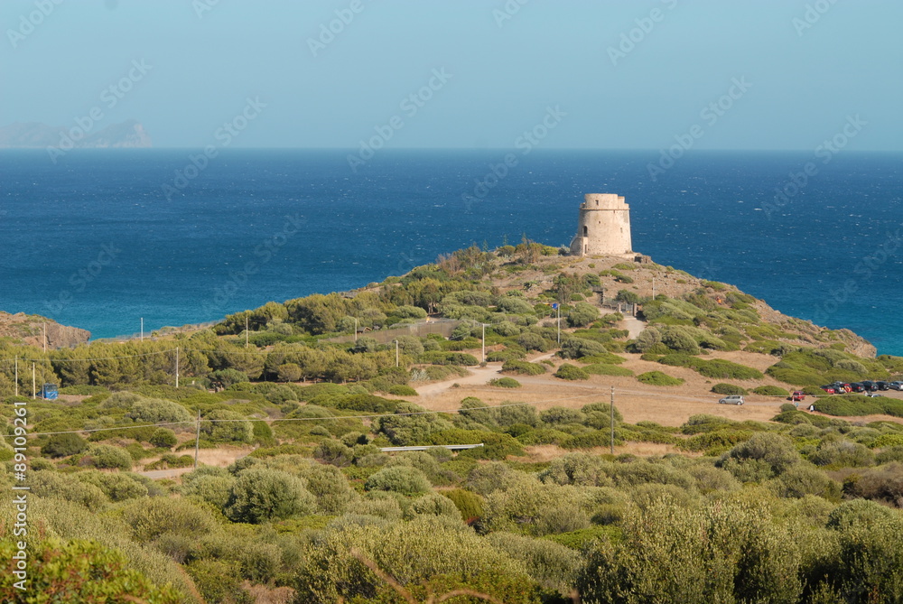 paesaggio collinare con vista sul mare della Sardegna