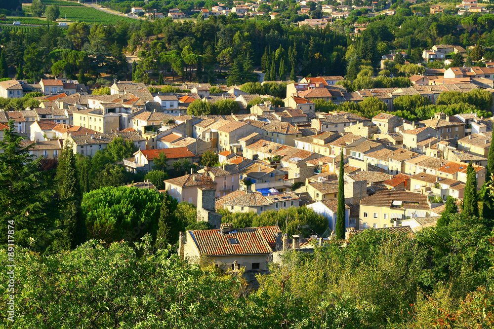 Obraz premium Vue aérienne de Vaison-la-Romaine, village médiéval du Vaucluse en France