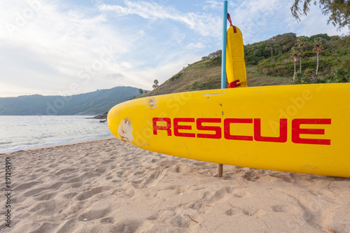 Obraz na płótnie Yellow rescue boat on the beach w salonie