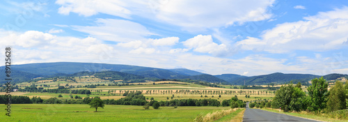 Krajobraz Przedgórza Sudeckiego (Kamienne Góry) na Dolnym Śląsku - okolice Szczepanowa widziane z drogi DW 369