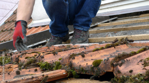 cis4 CraftsmanImageSeries - Roofer with broken bricks  - german Dachdecker mit kaputten Ziegeln - 16to9 g3861 photo