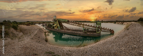 altes Kieswerk vor Sonnenuntergang 