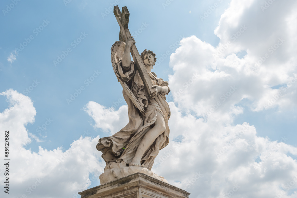 Engelsfigur der Engelsbrücke in Rom vor blauem Himmel