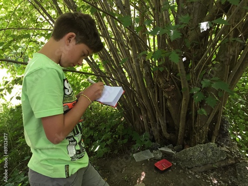 Obraz na plátne Junge beim Geocaching