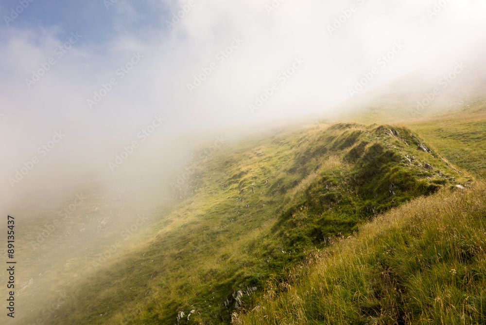 Nebelschwaden im Gebirge