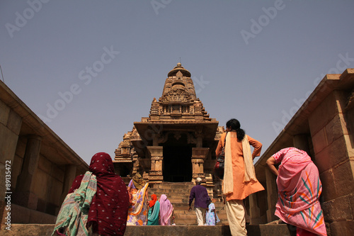 Besucher im Tempelbezirk von Khajuraho