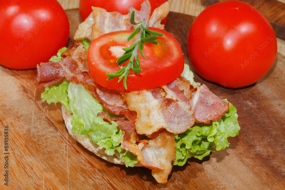 Toast, Toastbrötchen, Bacon,Schinkenspeck, Schinken, Tomaten, Sa Toast, Toastbrötchen, Bacon,Schinkenspeck, Schinken, Tomaten, Sa