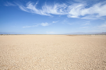 Poster Woestijnlandschap Droog meer Californische woestijn  © trekandphoto