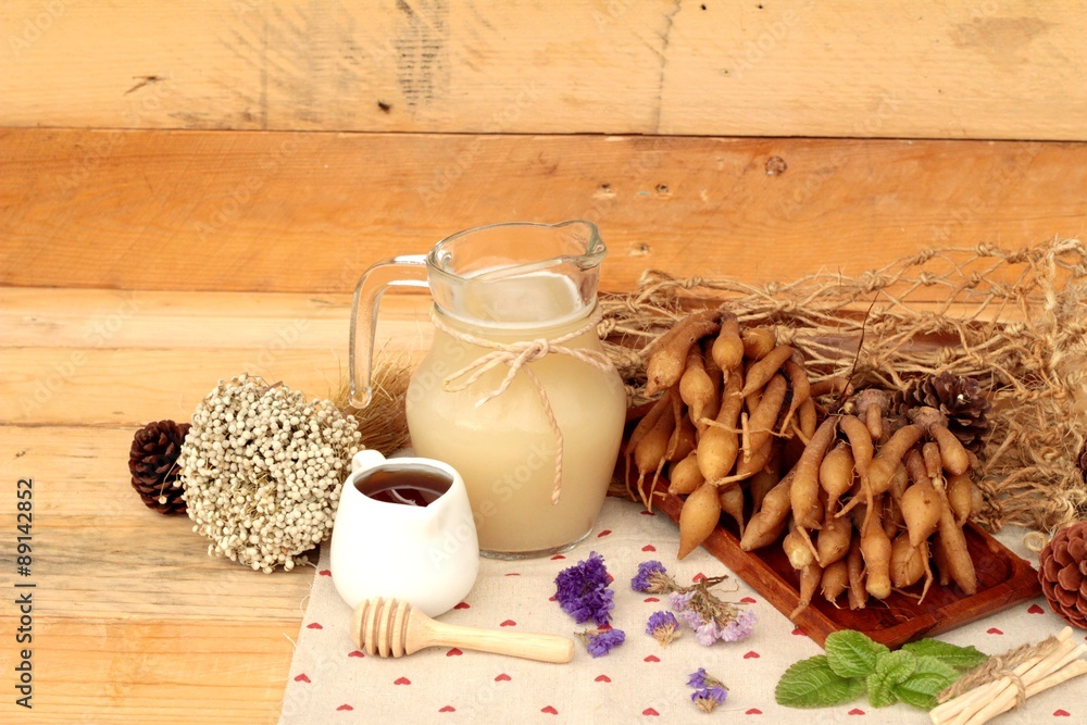 Galingale water and fresh galingale with honey. Galingale water and fresh galingale with honey.