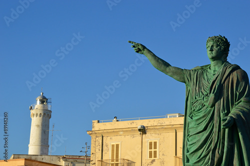 Fotografie The statue of Emperor Nerone and the lighthouse at Anzio
