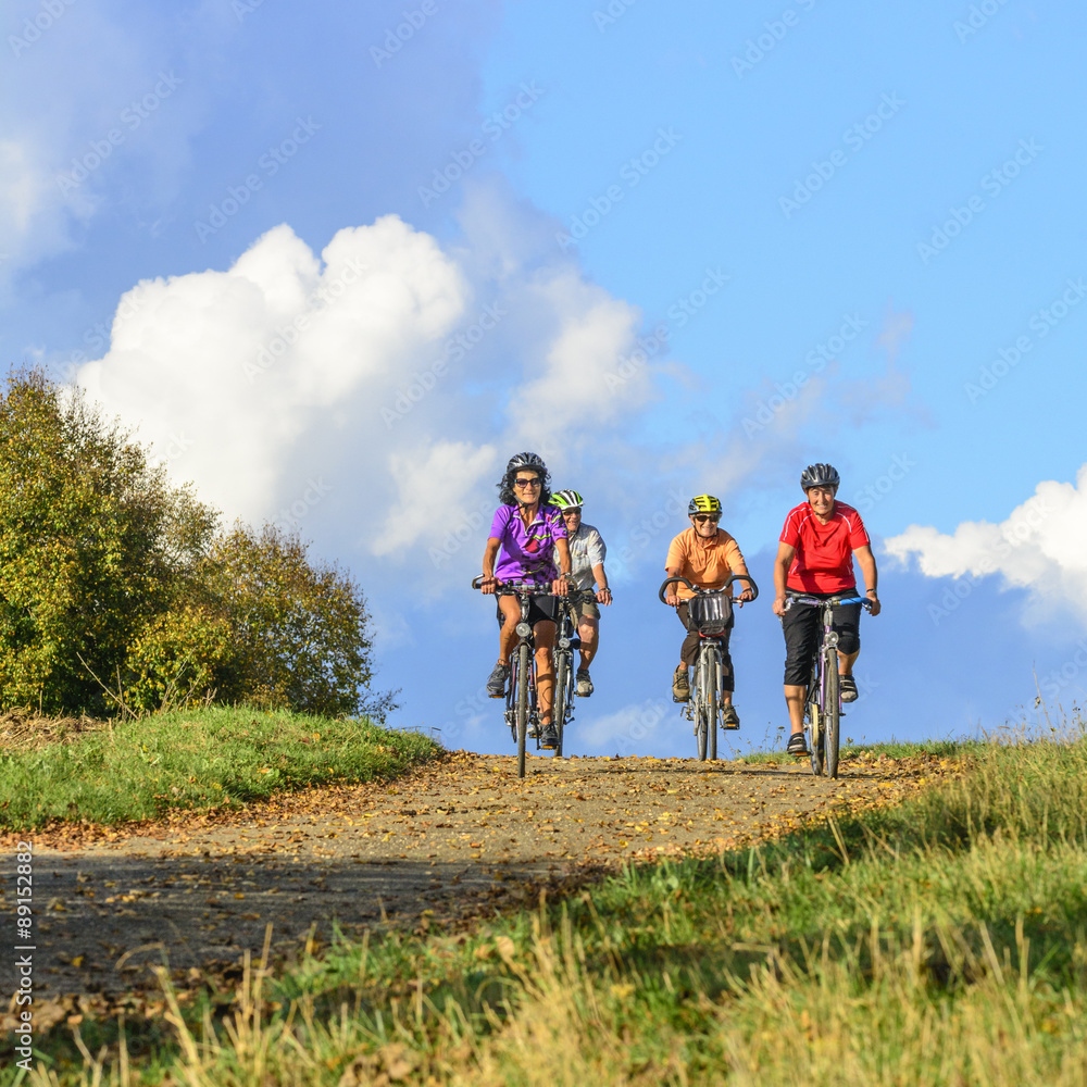 Senioren-Radtour in der warmen Herbstsonne