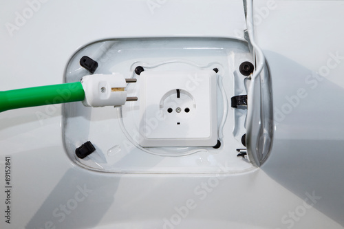 Close up von Steckdose und Stecker des Elektroauto photo