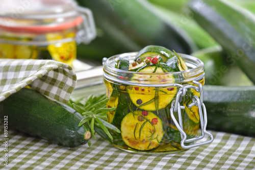 Kurzgebratene und gewürzte Zucchinischeiben in Olivenöl eingelegt