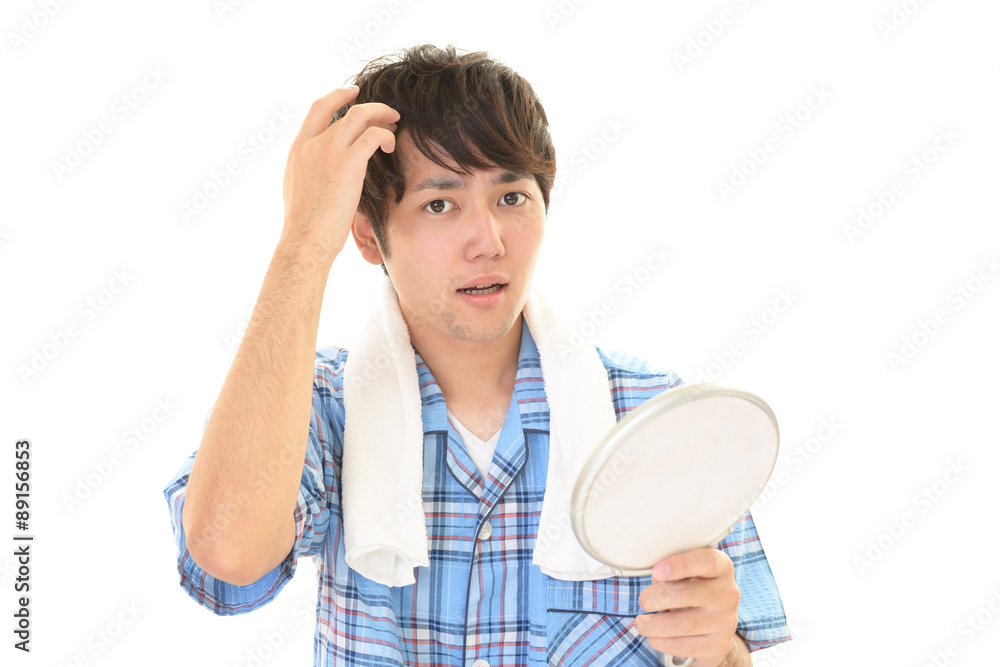 手鏡を持つ男性