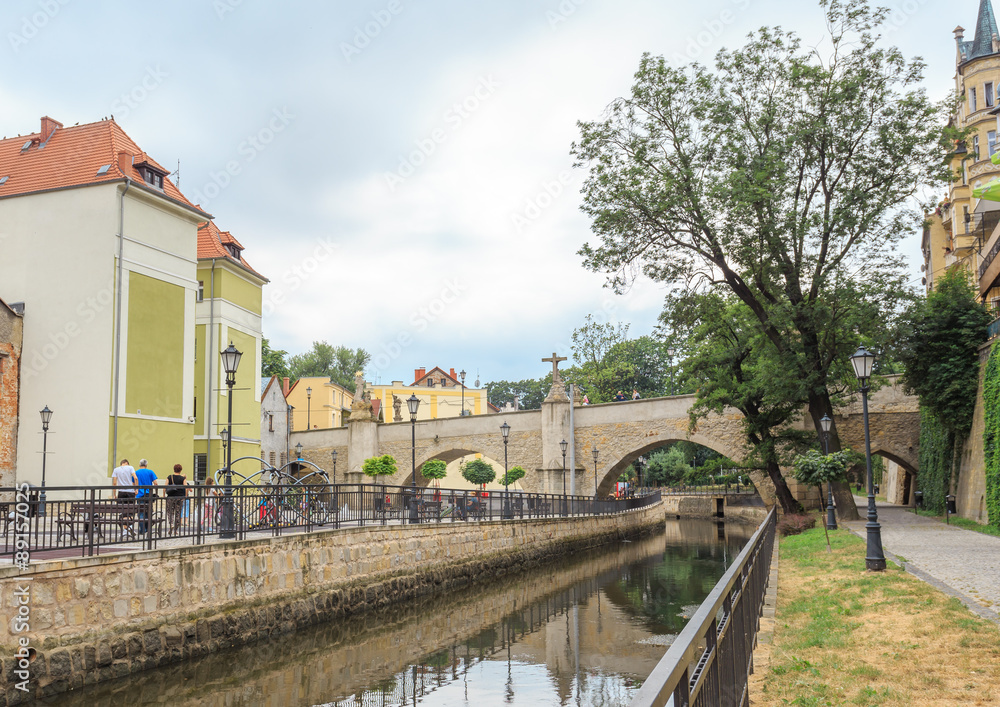 Kłodzko na Dolnym Śląsku. Nysa Kłodzka ze średniowiecznym, kamiennym mostem św. Jana ( zwanym też mostem Wita Stwosza) z końca XIV wieku