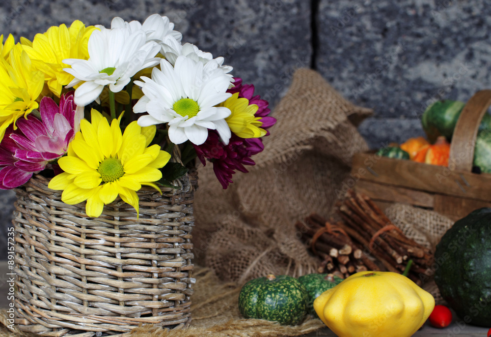 Chrysanthemen mit Kürbissen Chrysanthemen mit Kürbissen