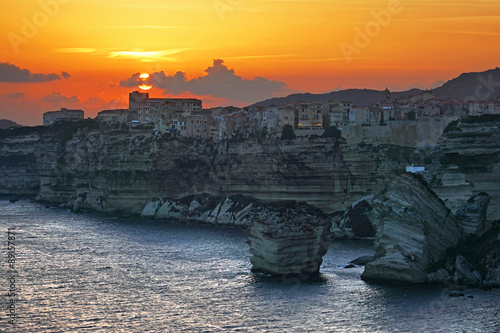 Coucher de soleil sur la citadelle et les falaises de Bonifacio en Corse photo