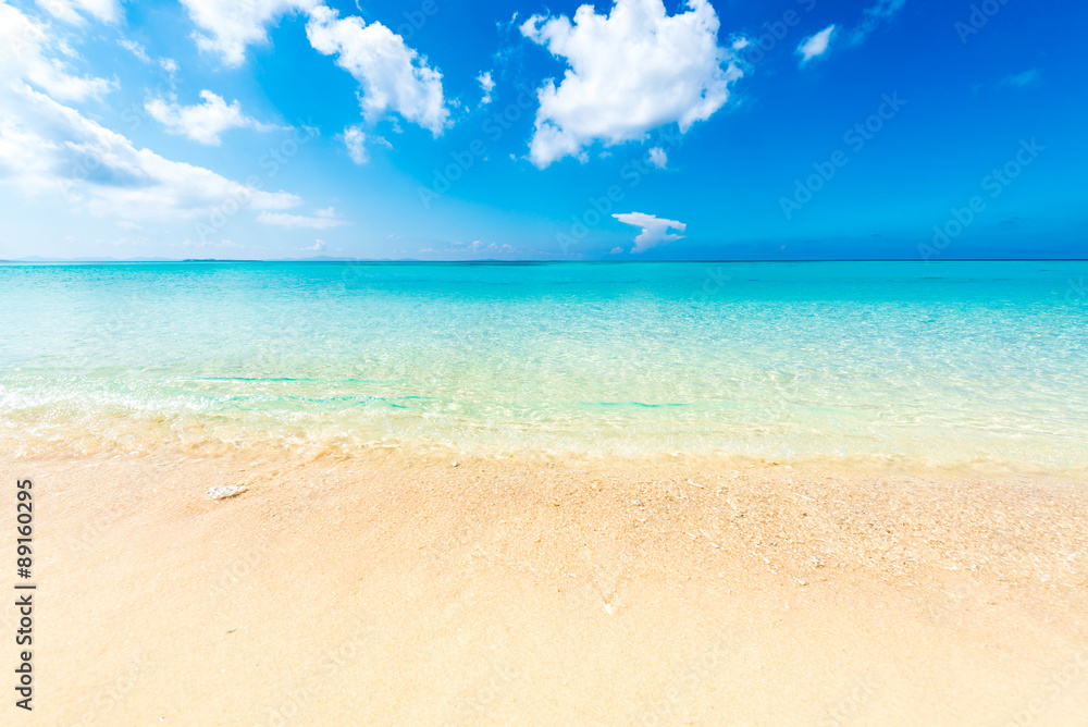 Fototapeta premium Beautiful sea and the white beach, Okinawa, Japan