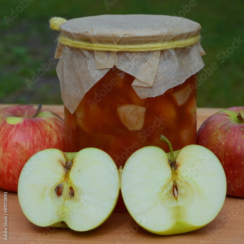 банка яблочного варенья и нарезка из фруктов