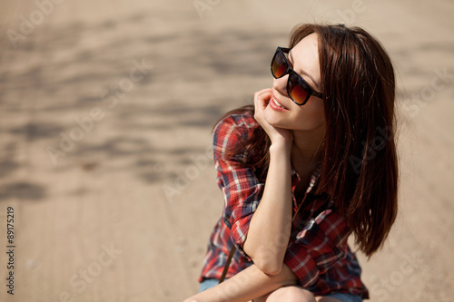 девушка на деревенской дороге