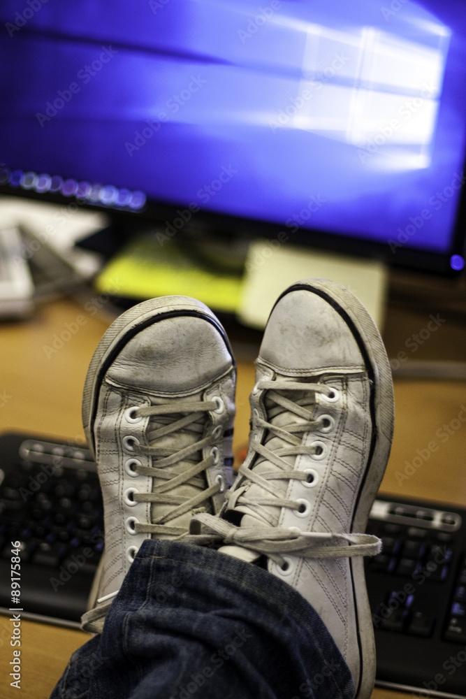 Tastatur und Sneakers Büroleben