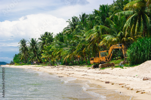 Pelleteuse engin de chantier sur une plage sale de Thailande photo