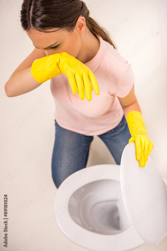Cleaning the toilet Cleaning the toilet