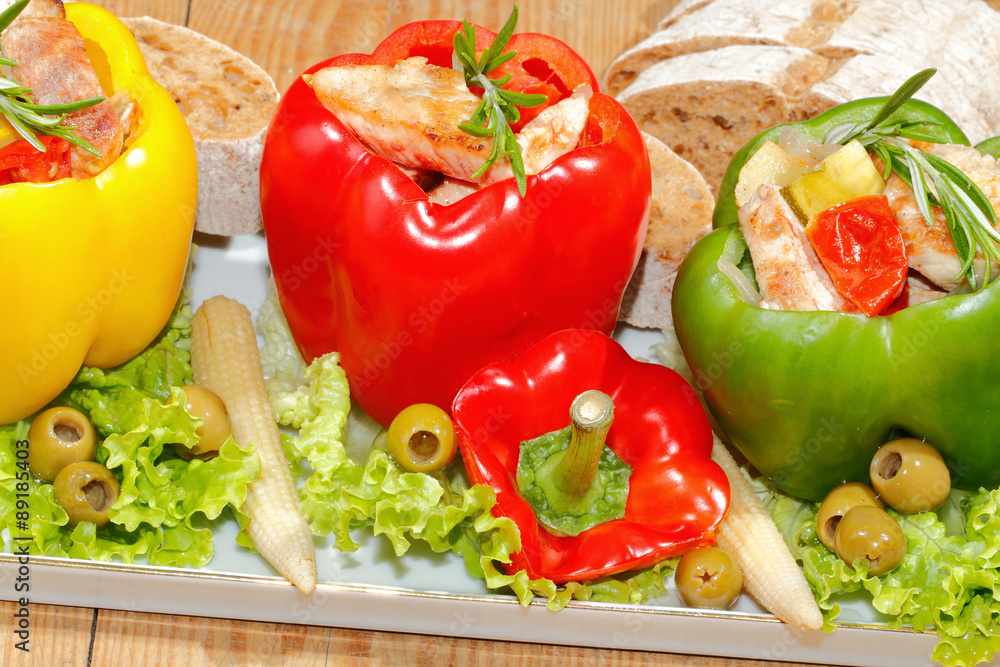 Paprikaschoten, gefüllt, gegrillte Putenbrust, Gemüse, Salat Paprikaschoten, gefüllt, gegrillte Putenbrust, Gemüse, Salat