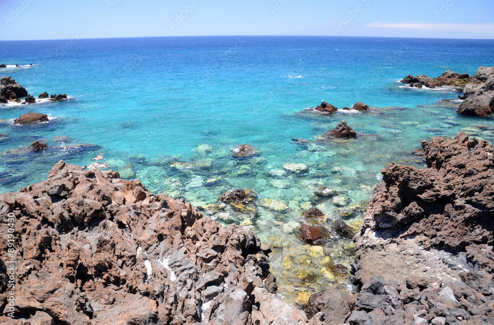 Przepiękna skalista zatoczka w Playa de San Juan na Teneryfie - obrazy, fototapety, plakaty 