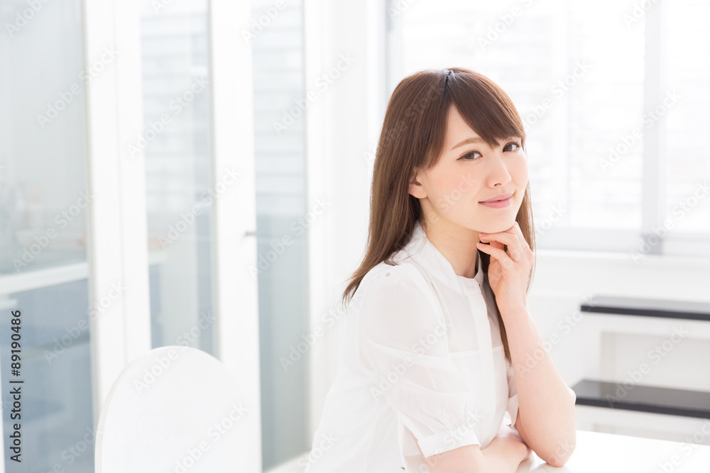 部屋でリラックスする女性