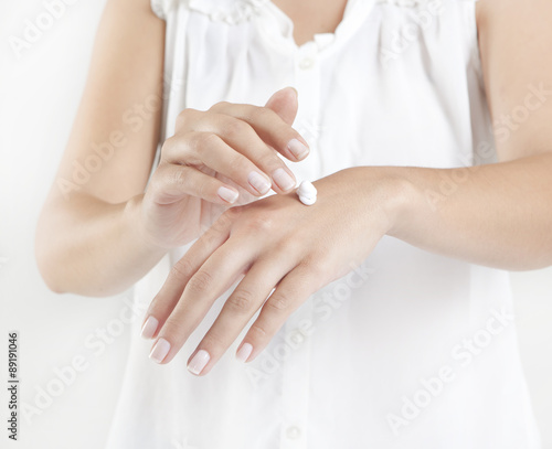 Hände mit Handcreme