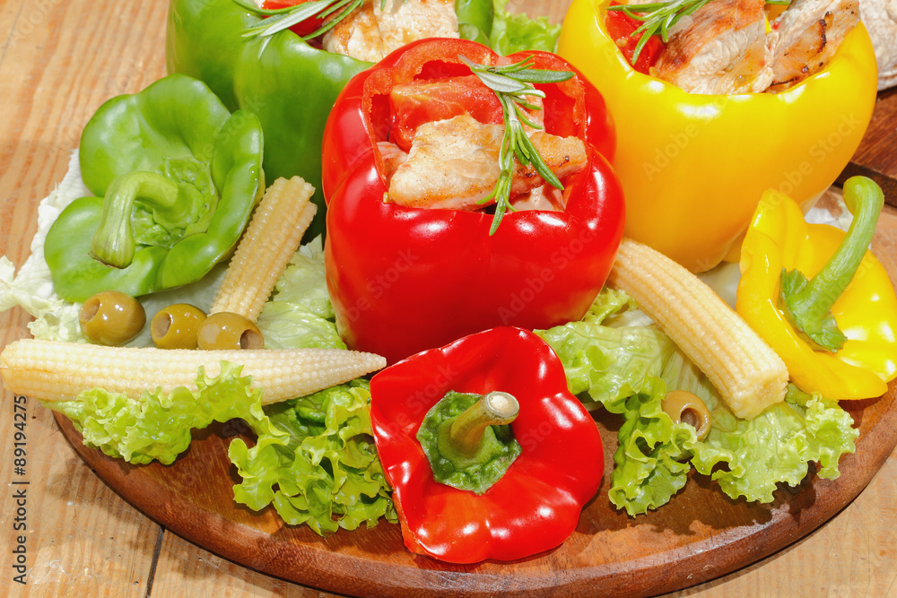 Paprikaschoten, gefüllt, gegrillte Putenbrust, Gemüse, Salat Paprikaschoten, gefüllt, gegrillte Putenbrust, Gemüse, Salat