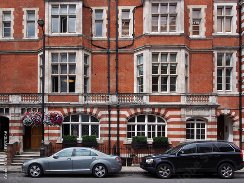 London, apartment building with parked cars in Mayfair © Spiroview Inc.