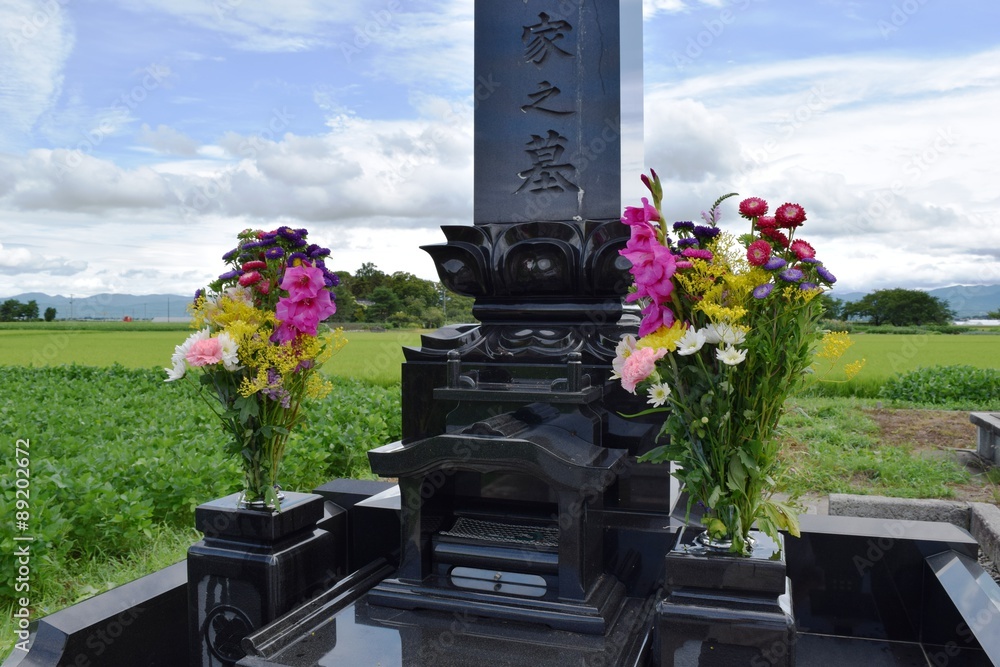 お墓の風景 お盆 山形県の庄内地方で お盆のお墓参りの時に撮影 した写真です 参考までに この地域はカラスが多く お供え物を置いて帰るとカラスが食べに来てお墓を汚す為 お墓参りが終わったらお供え物を持って帰る習慣があります Stock 写真 Adobe Stock