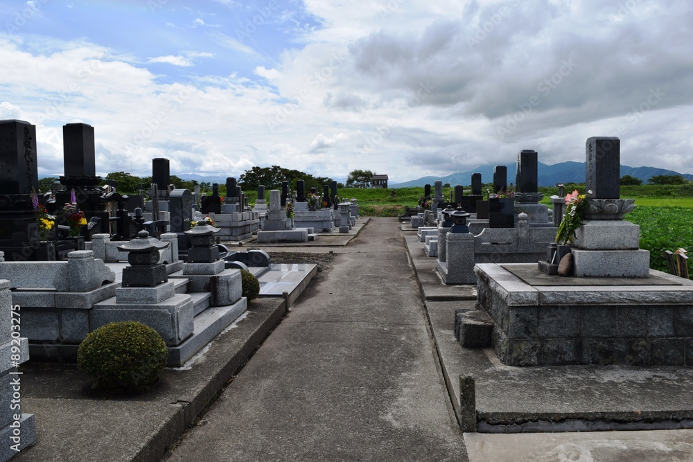 お墓の風景 お盆 山形県の庄内地方で お盆のお墓参りの時に撮影 した写真です 参考までに この地域はカラスが多く お供え物を置いて帰るとカラスが食べに来てお墓を汚す為 お墓参りが終わったらお供え物を持って帰る習慣があります Stock Photo Adobe Stock