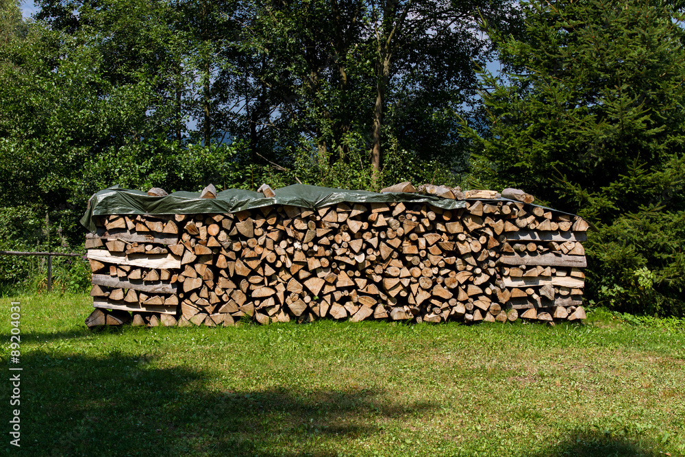 Holzlager - Stapel Feuerholz unter freiem Himmel
