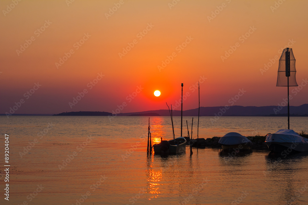 Romantico tramonto sul lago Trasimeno in Umbria