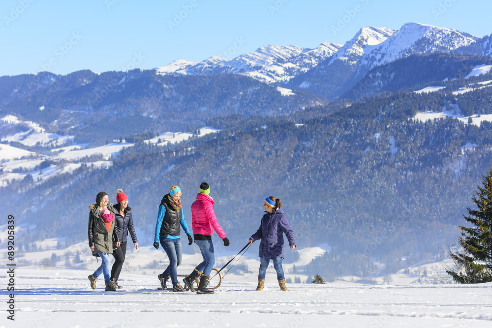 fröhliche Winter-Wanderung mit den Freundinnen