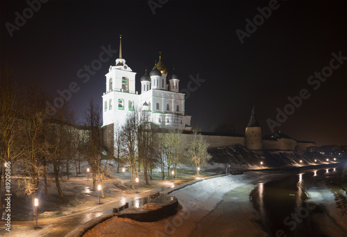 Троицкий собор и Псковский кремль февральской ночью