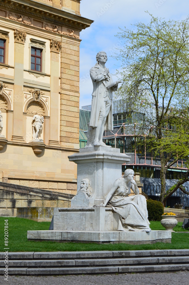 Wiesbaden, Schiller-Denkmal vor dem Staatstheater