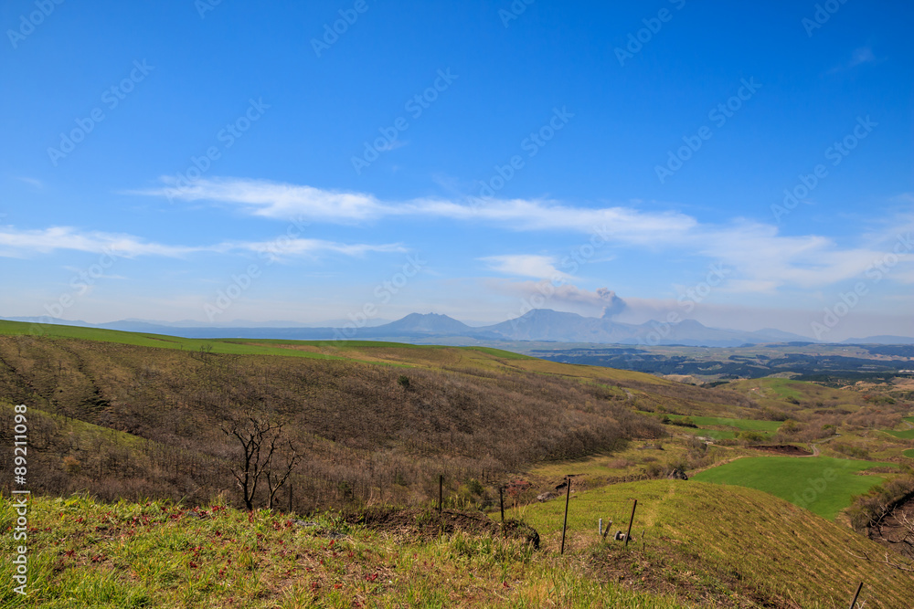 Naklejka premium くじゅう高原から見た阿蘇山