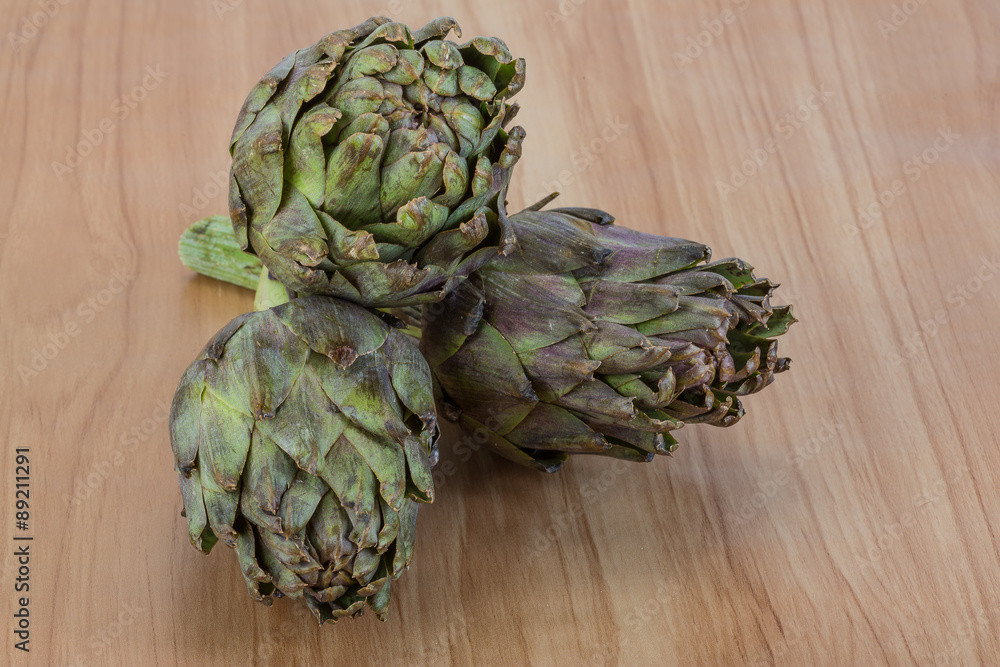 Obraz premium Raw artichokes