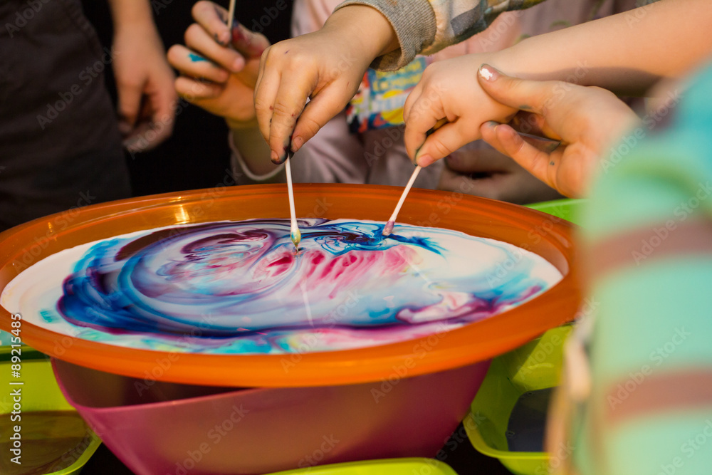 Obraz premium children experiment with the colors in the dishes