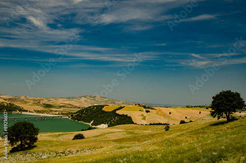 akkerlandschap in de Italiaanse heuvels met uitzicht op stuwmeer photo