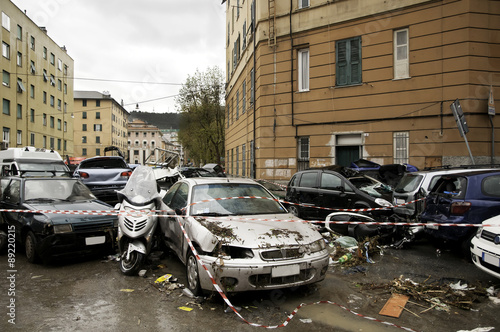 Automobili accatastate dopo alluvione