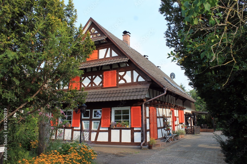 Alte Gebäude und Fachwerkhäuser in Baden-Württemberg.